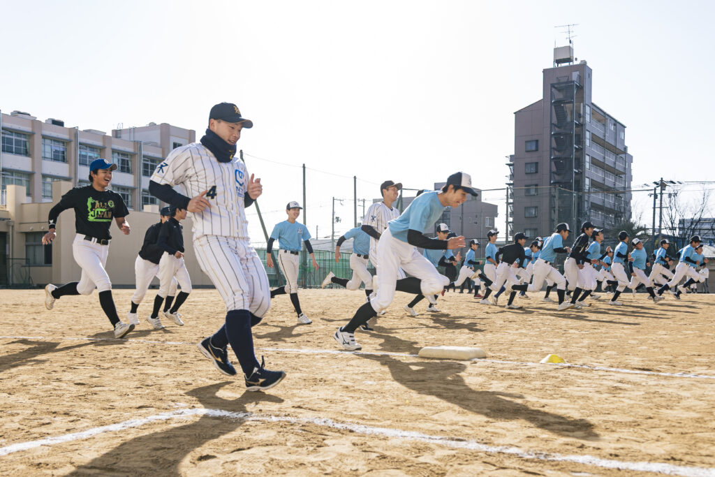 中学選抜メンバーとNTT西日本硬式野球部の現役選手による合同基礎トレーニングの様子